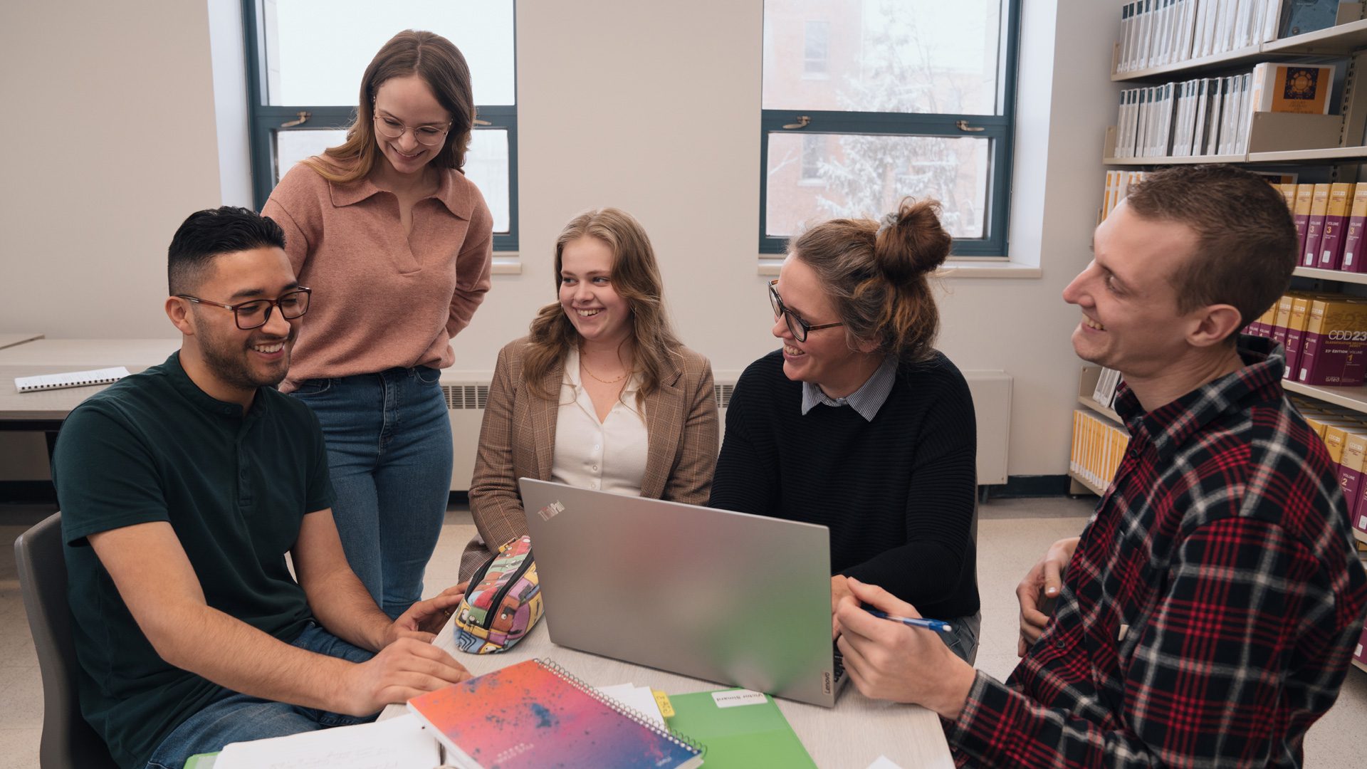 Groupe d'étudiants devant en ordinateur