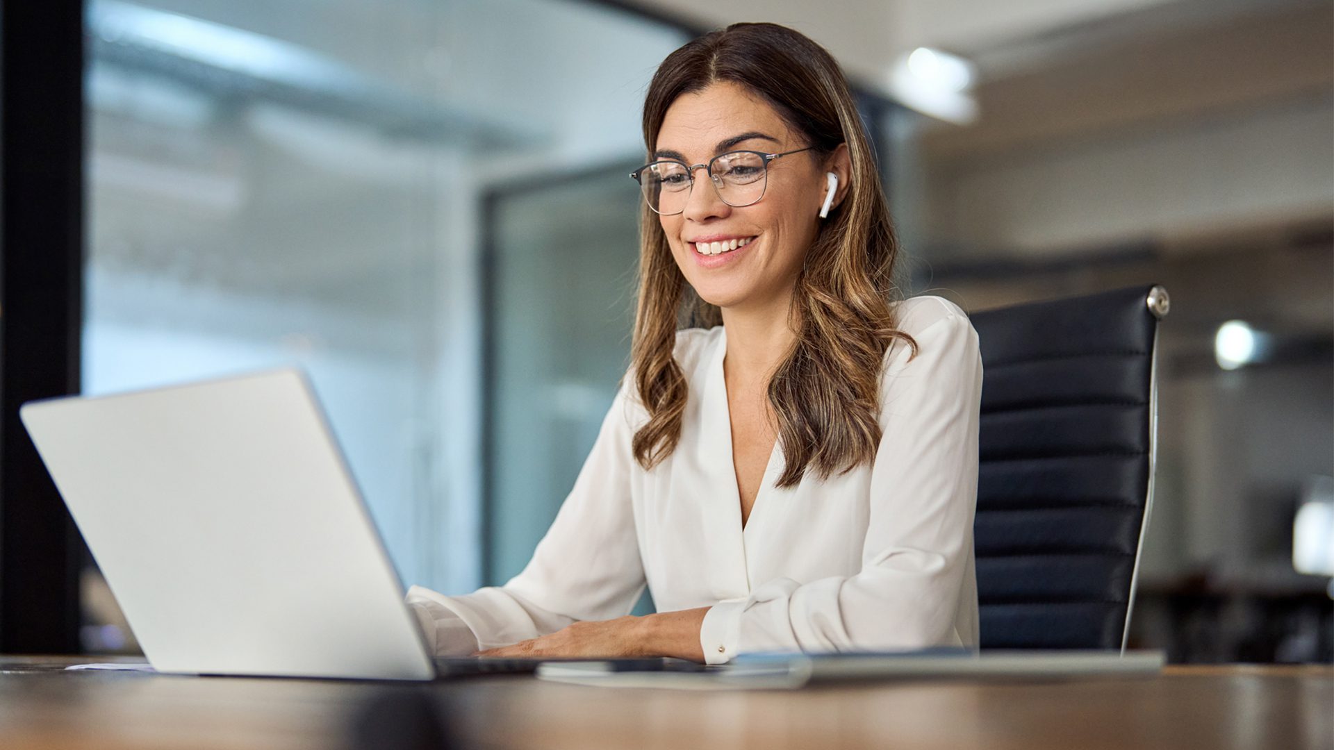 Femme devant un ordinateur